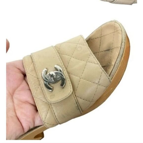 AUTHENTIC VINTAGE CHANEL BEIGE LEATHER SILVER TURNLOCK WOOD CLOGS SIZE 39 - Picture 3 of 6